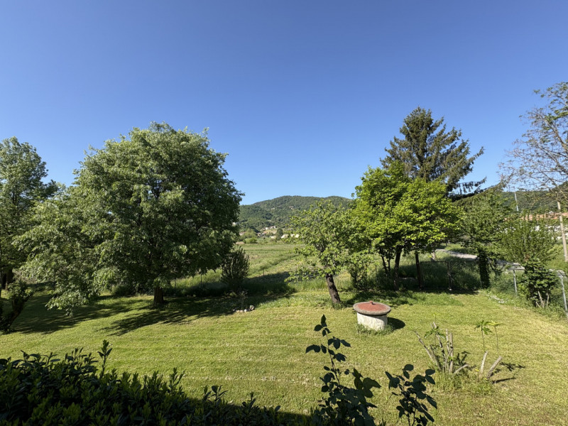 Situato nella tranquilla località di Luvigliano, Torreglia, questo appartamento offre un'oasi di ...