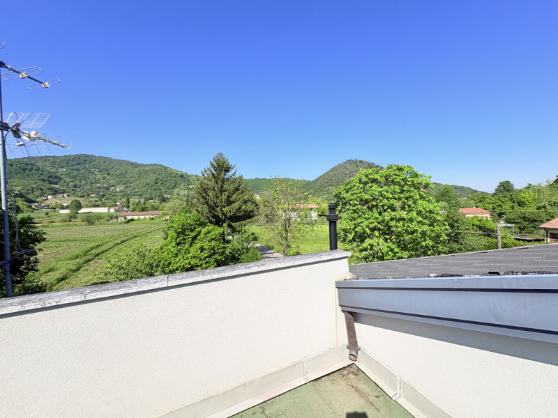 Situato nella tranquilla località di Luvigliano, Torreglia, questo appartamento offre un'oasi di ...