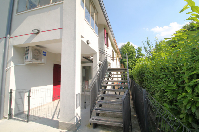 Situato nella tranquilla località di Luvigliano, Torreglia, questo appartamento offre un'oasi di ...