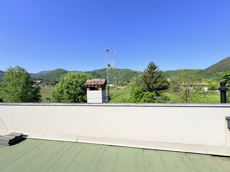 Situato nella tranquilla località di Luvigliano, Torreglia, questo appartamento offre un'oasi di ...