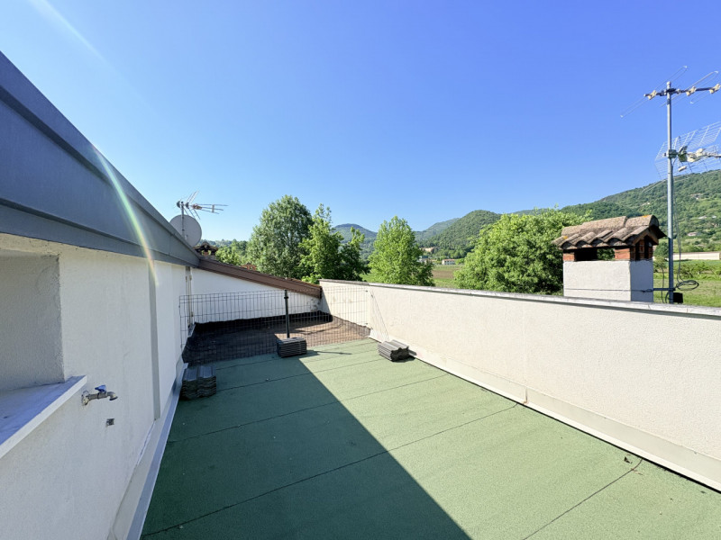 Situato nella tranquilla località di Luvigliano, Torreglia, questo appartamento offre un'oasi di ...