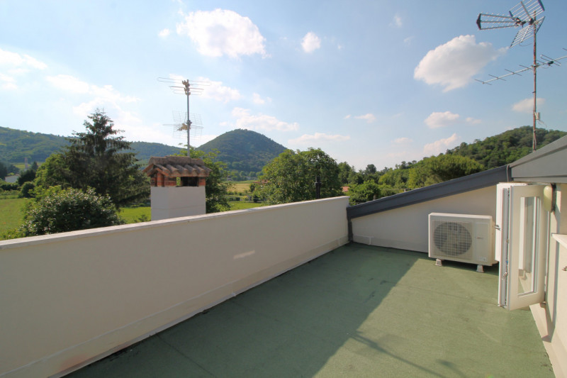 Situato nella tranquilla località di Luvigliano, Torreglia, questo appartamento offre un'oasi di ...