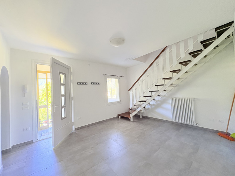 Situato nella tranquilla località di Luvigliano, Torreglia, questo appartamento offre un'oasi di ...