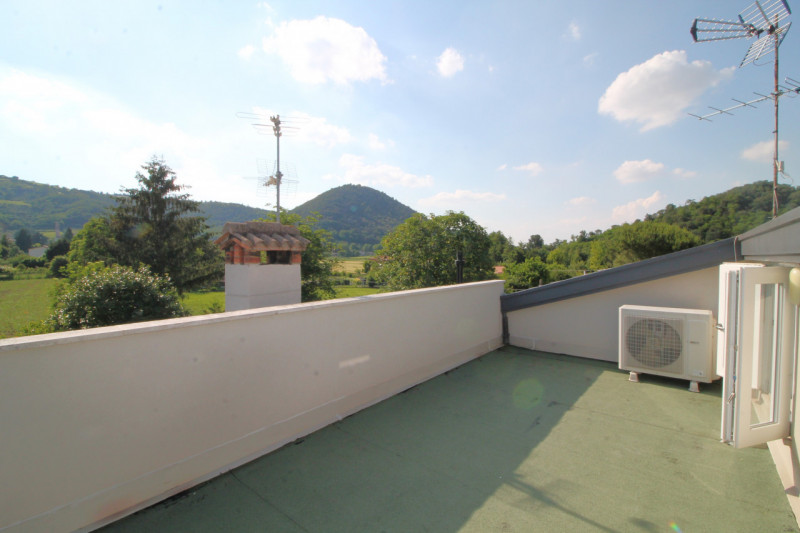 Situato nella tranquilla località di Luvigliano, Torreglia, questo appartamento offre un'oasi di ...