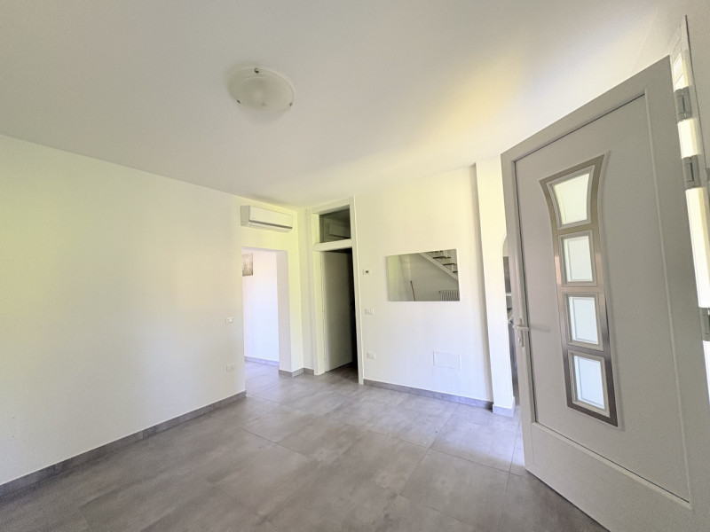 Situato nella tranquilla località di Luvigliano, Torreglia, questo appartamento offre un'oasi di ...