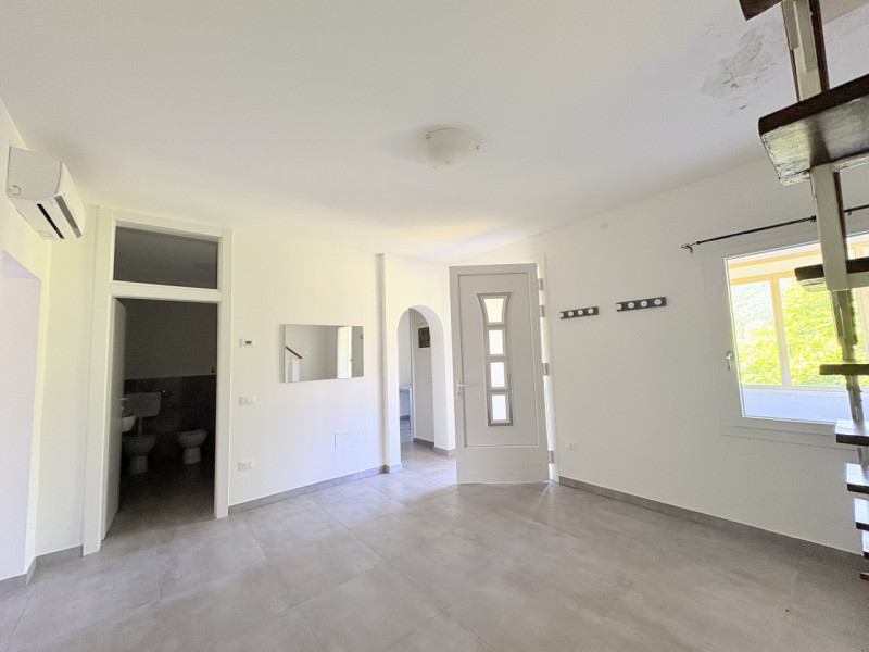 Situato nella tranquilla località di Luvigliano, Torreglia, questo appartamento offre un'oasi di ...