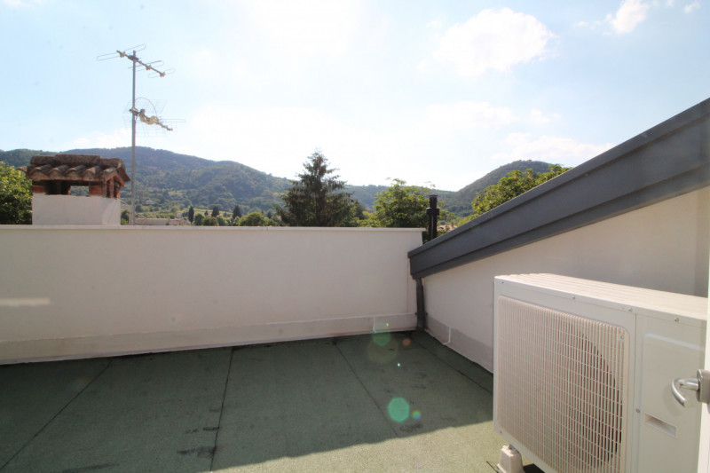 Situato nella tranquilla località di Luvigliano, Torreglia, questo appartamento offre un'oasi di ...