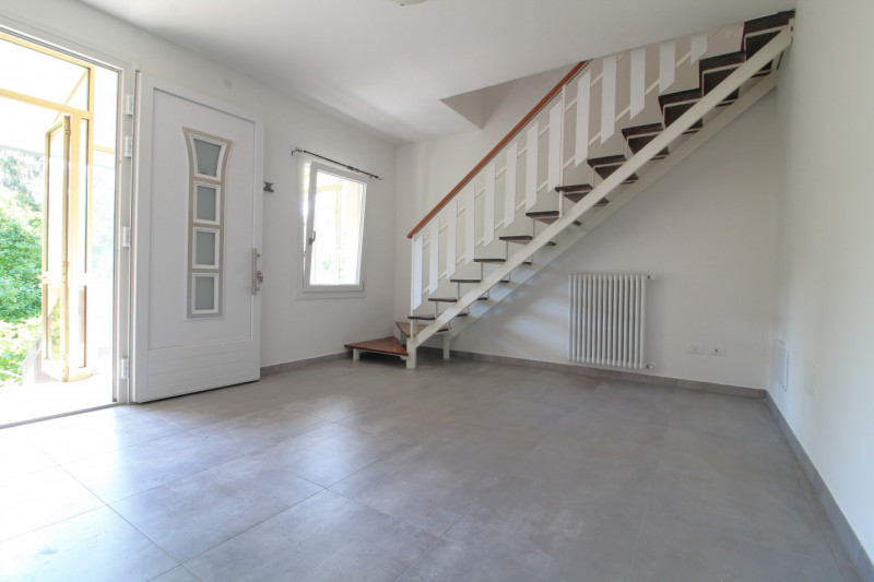 Situato nella tranquilla località di Luvigliano, Torreglia, questo appartamento offre un'oasi di ...