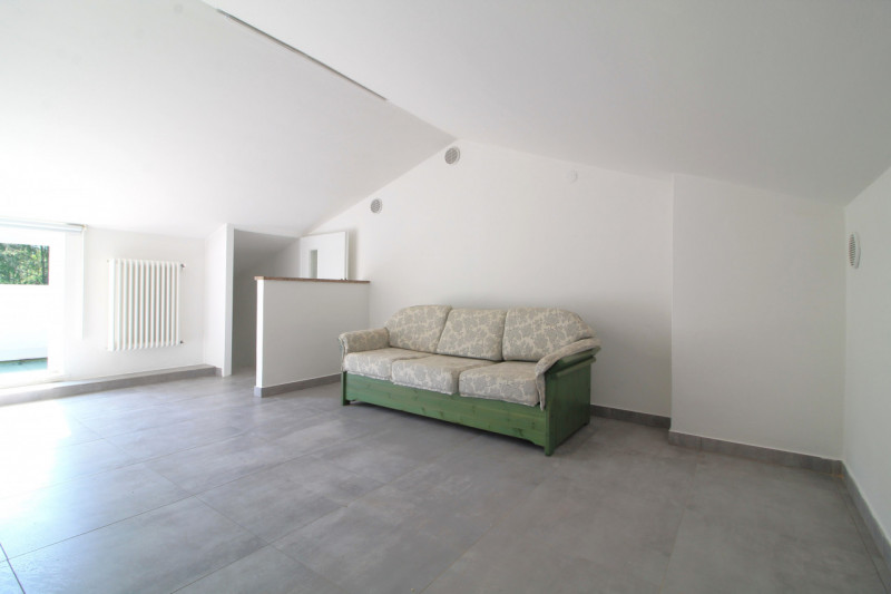 Situato nella tranquilla località di Luvigliano, Torreglia, questo appartamento offre un'oasi di ...