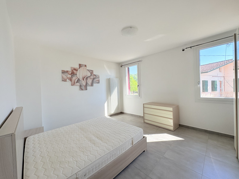 Situato nella tranquilla località di Luvigliano, Torreglia, questo appartamento offre un'oasi di ...