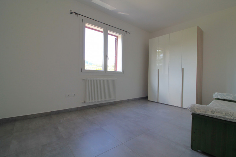 Situato nella tranquilla località di Luvigliano, Torreglia, questo appartamento offre un'oasi di ...