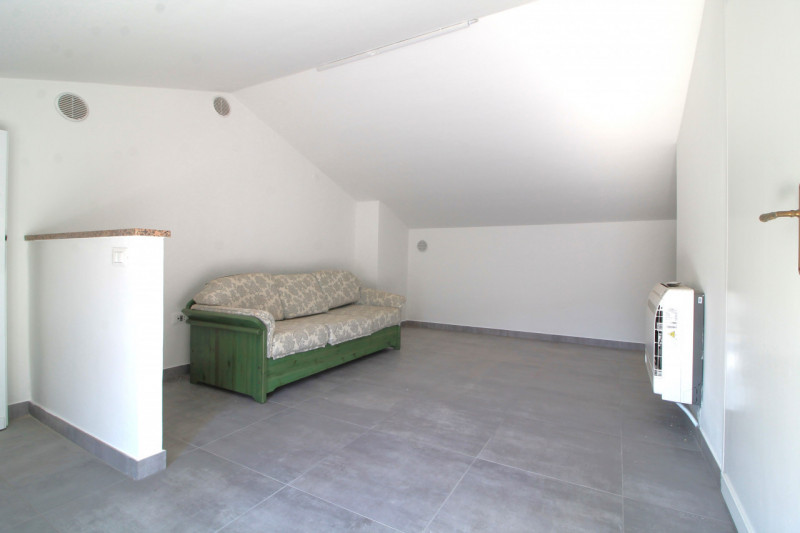 Situato nella tranquilla località di Luvigliano, Torreglia, questo appartamento offre un'oasi di ...