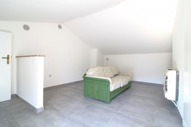 Situato nella tranquilla località di Luvigliano, Torreglia, questo appartamento offre un'oasi di ...