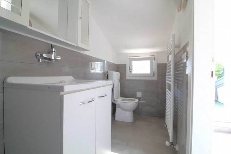 Situato nella tranquilla località di Luvigliano, Torreglia, questo appartamento offre un'oasi di ...