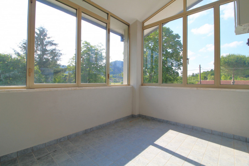 Situato nella tranquilla località di Luvigliano, Torreglia, questo appartamento offre un'oasi di ...