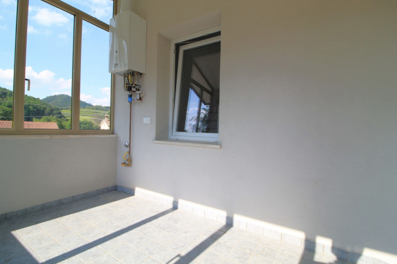 Situato nella tranquilla località di Luvigliano, Torreglia, questo appartamento offre un'oasi di ...