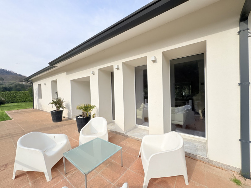 Nel suggestivo contesto dei Colli Euganei, in zona Torreglia, proponiamo in vendita una casa sing...