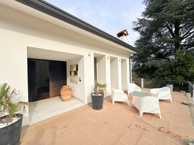 Nel suggestivo contesto dei Colli Euganei, in zona Torreglia, proponiamo in vendita una casa sing...