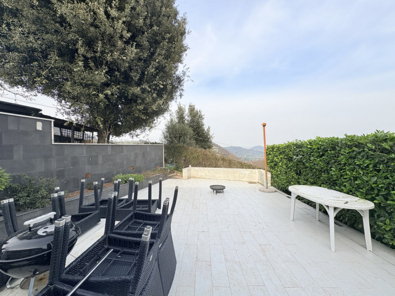 Nel suggestivo contesto dei Colli Euganei, in zona Torreglia, proponiamo in vendita una casa sing...