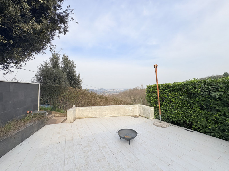 Nel suggestivo contesto dei Colli Euganei, in zona Torreglia, proponiamo in vendita una casa sing...