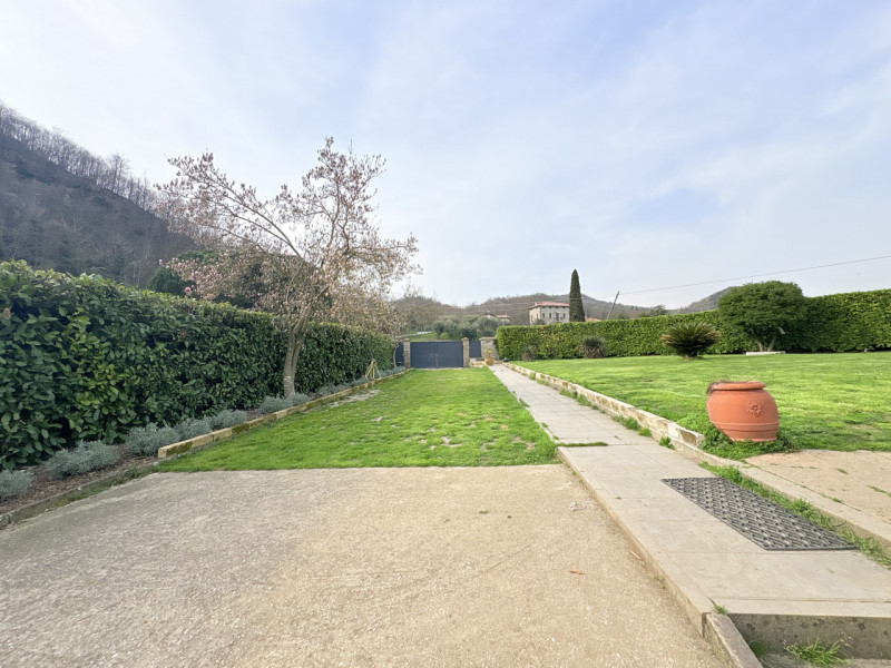 Nel suggestivo contesto dei Colli Euganei, in zona Torreglia, proponiamo in vendita una casa sing...