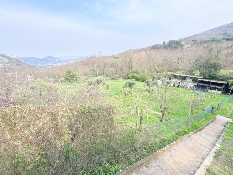 Nel suggestivo contesto dei Colli Euganei, in zona Torreglia, proponiamo in vendita una casa sing...