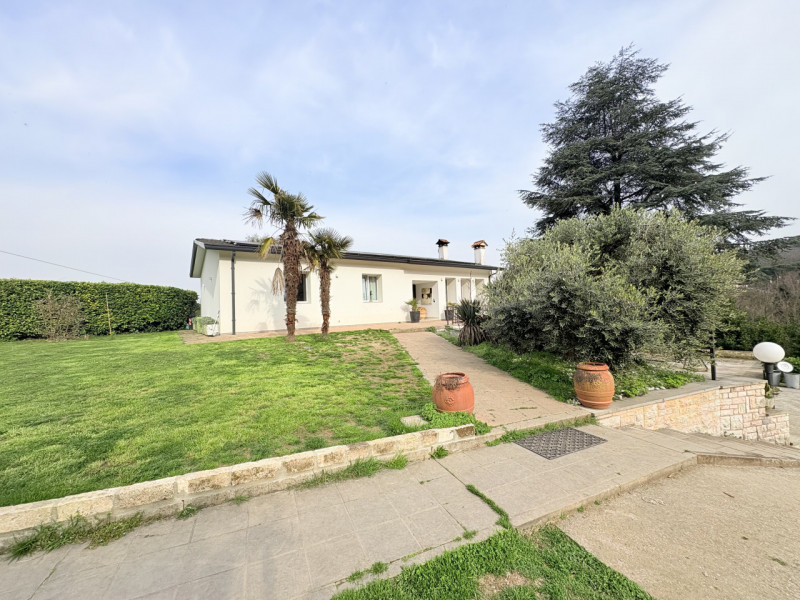 Nel suggestivo contesto dei Colli Euganei, in zona Torreglia, proponiamo in vendita una casa sing...