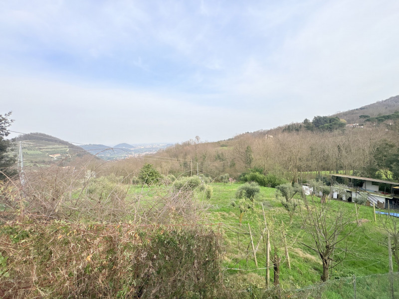 Nel suggestivo contesto dei Colli Euganei, in zona Torreglia, proponiamo in vendita una casa sing...