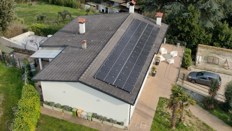 Nel suggestivo contesto dei Colli Euganei, in zona Torreglia, proponiamo in vendita una casa sing...