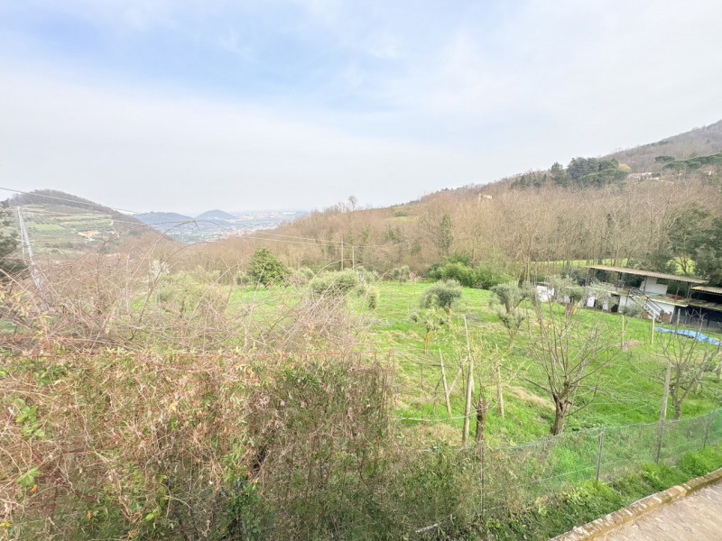 Nel suggestivo contesto dei Colli Euganei, in zona Torreglia, proponiamo in vendita una casa sing...