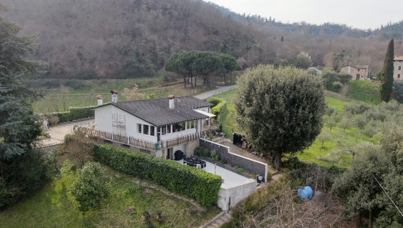 Nel suggestivo contesto dei Colli Euganei, in zona Torreglia, proponiamo in vendita una casa sing...