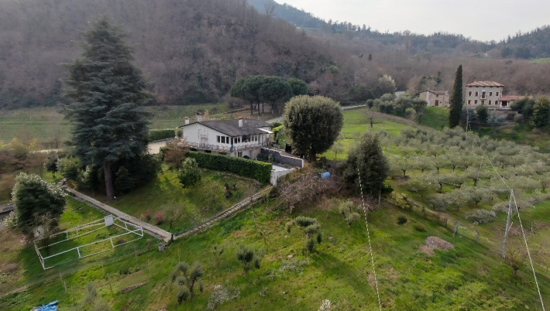 Nel suggestivo contesto dei Colli Euganei, in zona Torreglia, proponiamo in vendita una casa sing...