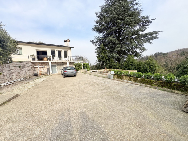 Nel suggestivo contesto dei Colli Euganei, in zona Torreglia, proponiamo in vendita una casa sing...