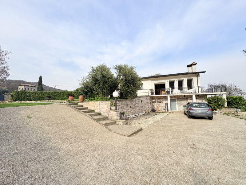 Nel suggestivo contesto dei Colli Euganei, in zona Torreglia, proponiamo in vendita una casa sing...