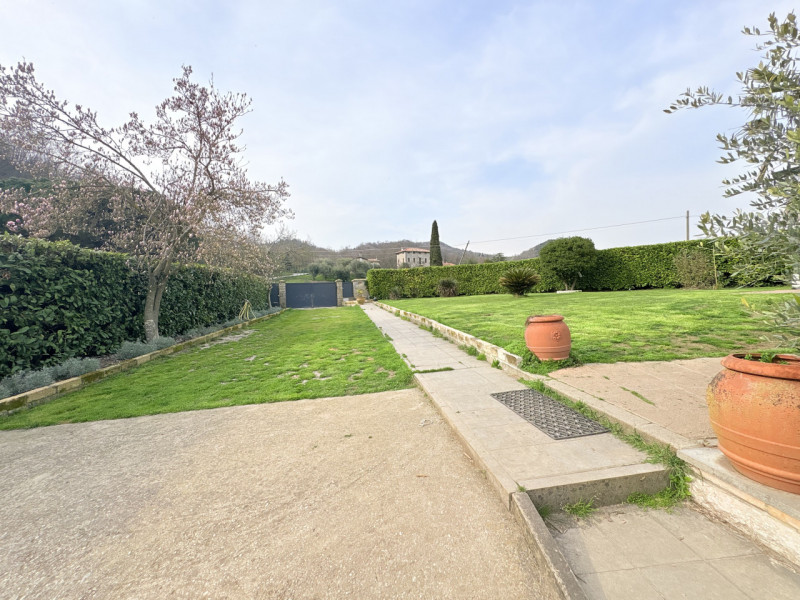 Nel suggestivo contesto dei Colli Euganei, in zona Torreglia, proponiamo in vendita una casa sing...