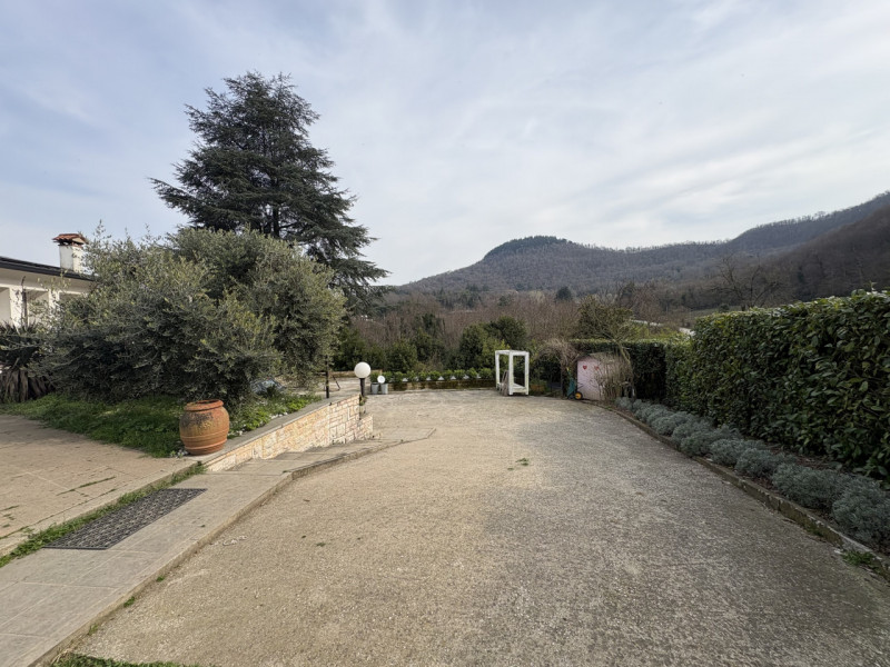 Nel suggestivo contesto dei Colli Euganei, in zona Torreglia, proponiamo in vendita una casa sing...