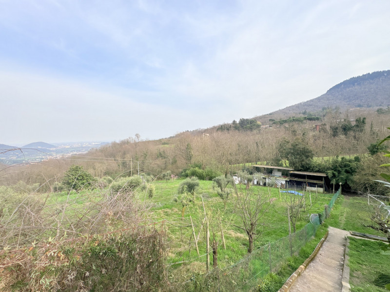 Nel suggestivo contesto dei Colli Euganei, in zona Torreglia, proponiamo in vendita una casa sing...