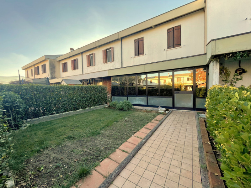 Nel cuore di Torreglia, alle porte dei Colli Euganei, proponiamo in vendita una porzione di casa ...