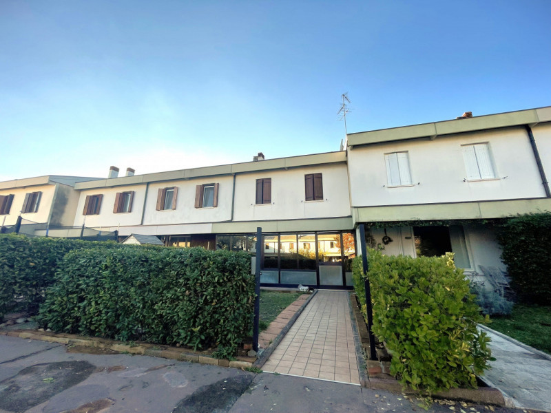 Nel cuore di Torreglia, alle porte dei Colli Euganei, proponiamo in vendita una porzione di casa ...