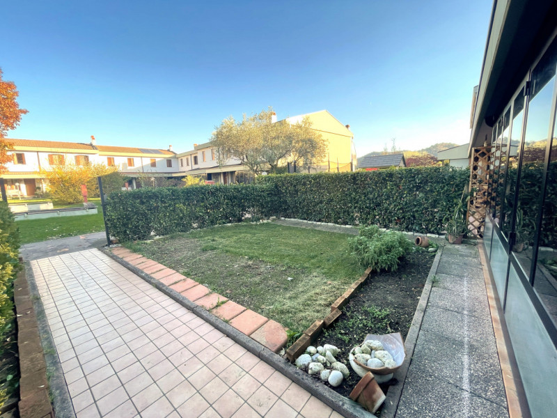 Nel cuore di Torreglia, alle porte dei Colli Euganei, proponiamo in vendita una porzione di casa ...