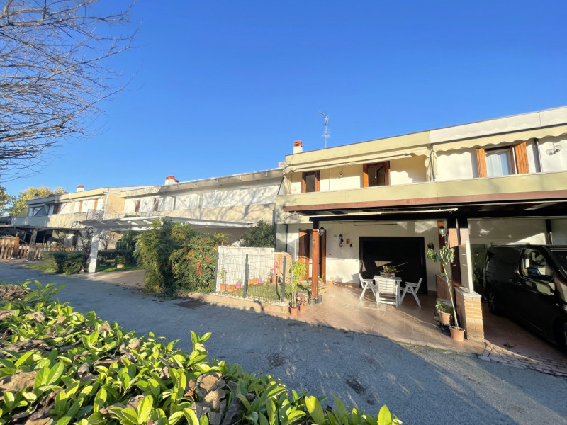 Nel cuore di Torreglia, alle porte dei Colli Euganei, proponiamo in vendita una porzione di casa ...