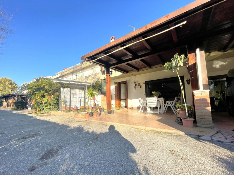 Nel cuore di Torreglia, alle porte dei Colli Euganei, proponiamo in vendita una porzione di casa ...