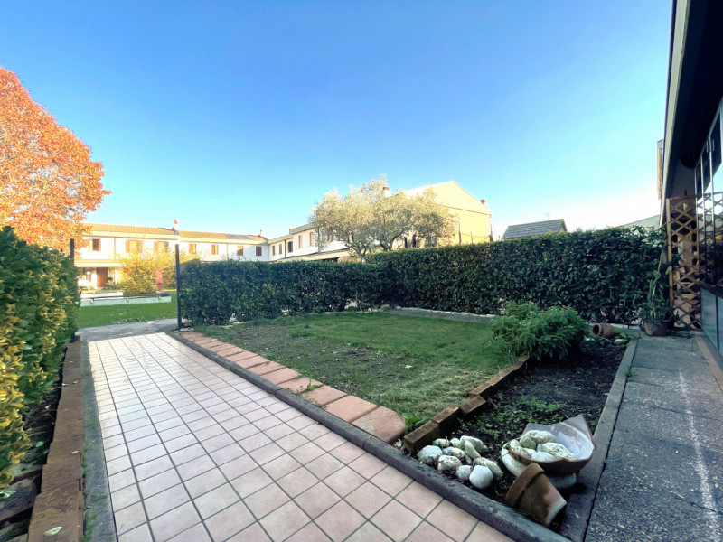 Nel cuore di Torreglia, alle porte dei Colli Euganei, proponiamo in vendita una porzione di casa ...