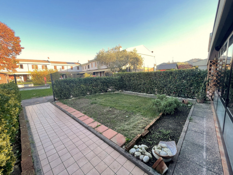 Nel cuore di Torreglia, alle porte dei Colli Euganei, proponiamo in vendita una porzione di casa ...