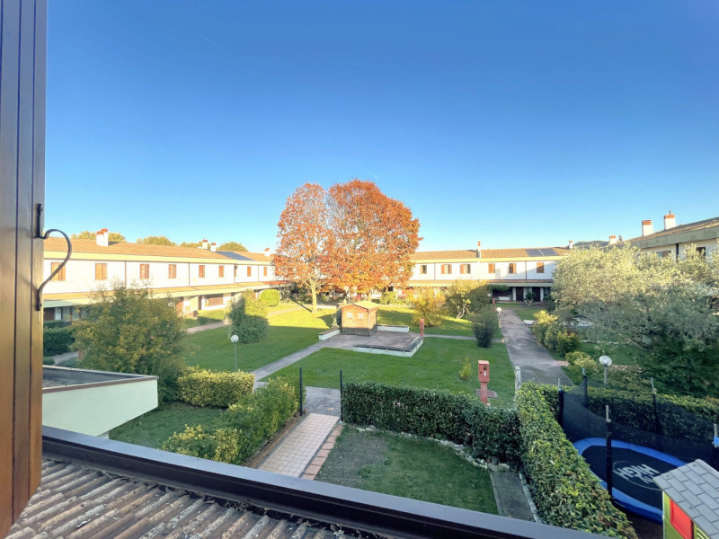 Nel cuore di Torreglia, alle porte dei Colli Euganei, proponiamo in vendita una porzione di casa ...