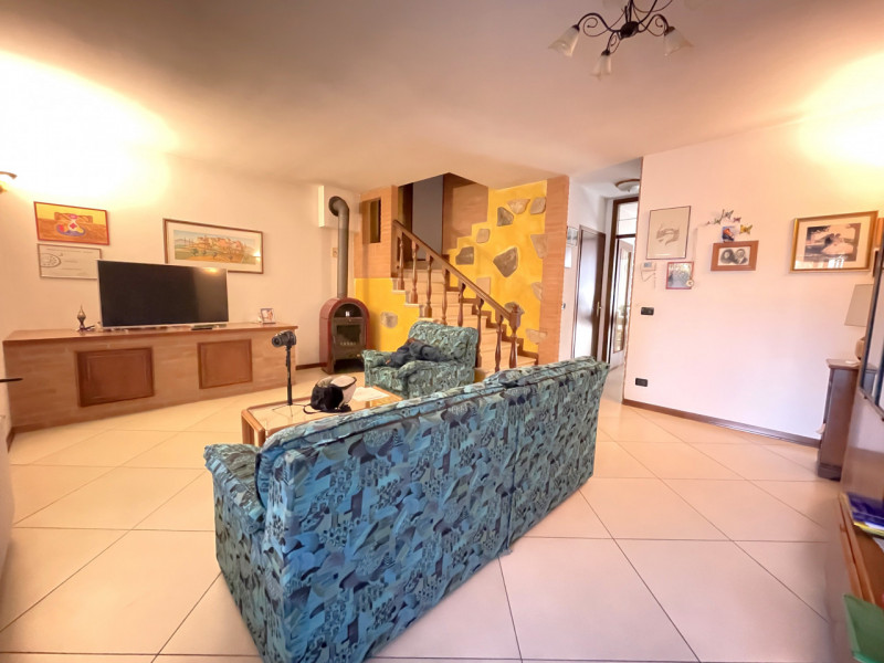 Nel cuore di Torreglia, alle porte dei Colli Euganei, proponiamo in vendita una porzione di casa ...