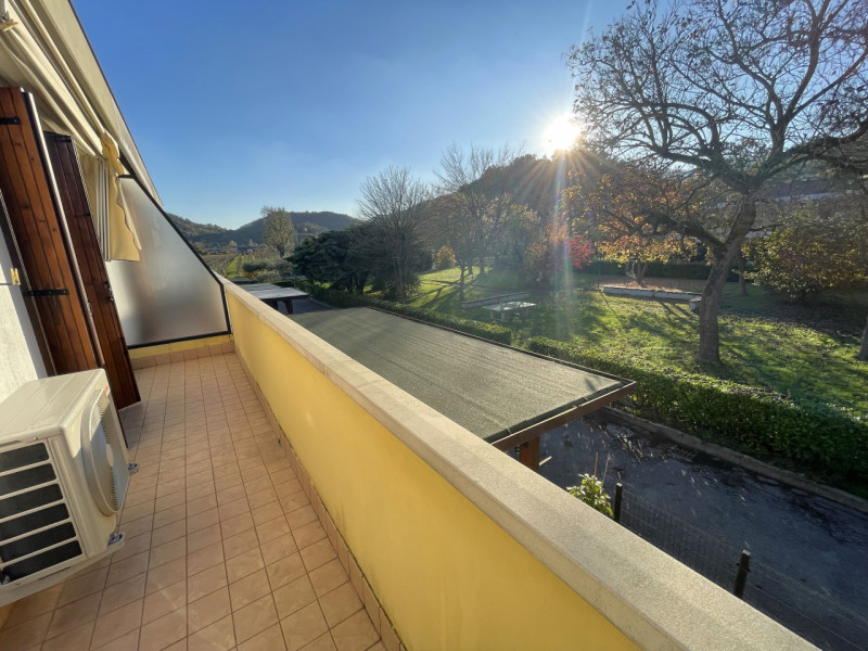 Nel cuore di Torreglia, alle porte dei Colli Euganei, proponiamo in vendita una porzione di casa ...