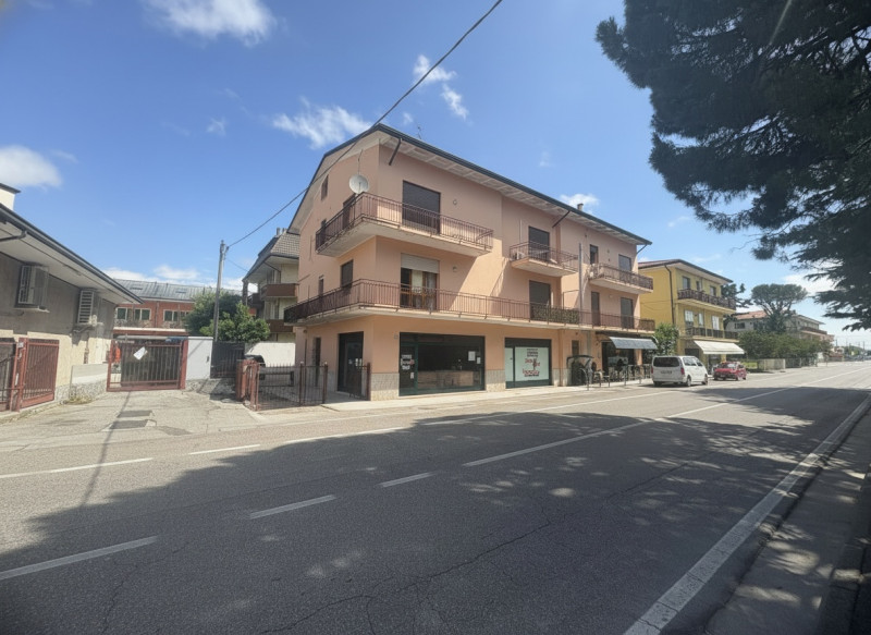 Nel cuore di Torreglia, in posizione centralissima e comoda a tutti i principali servizi, proponi...
