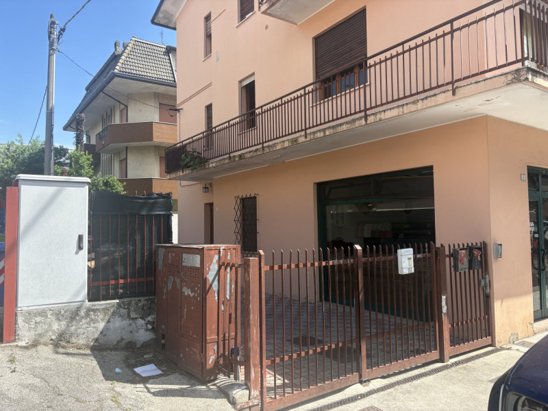 Nel cuore di Torreglia, in posizione centralissima e comoda a tutti i principali servizi, proponi...