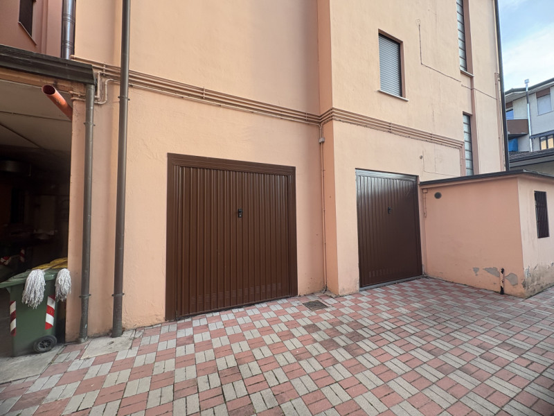 Nel cuore di Torreglia, in posizione centralissima e comoda a tutti i principali servizi, proponi...